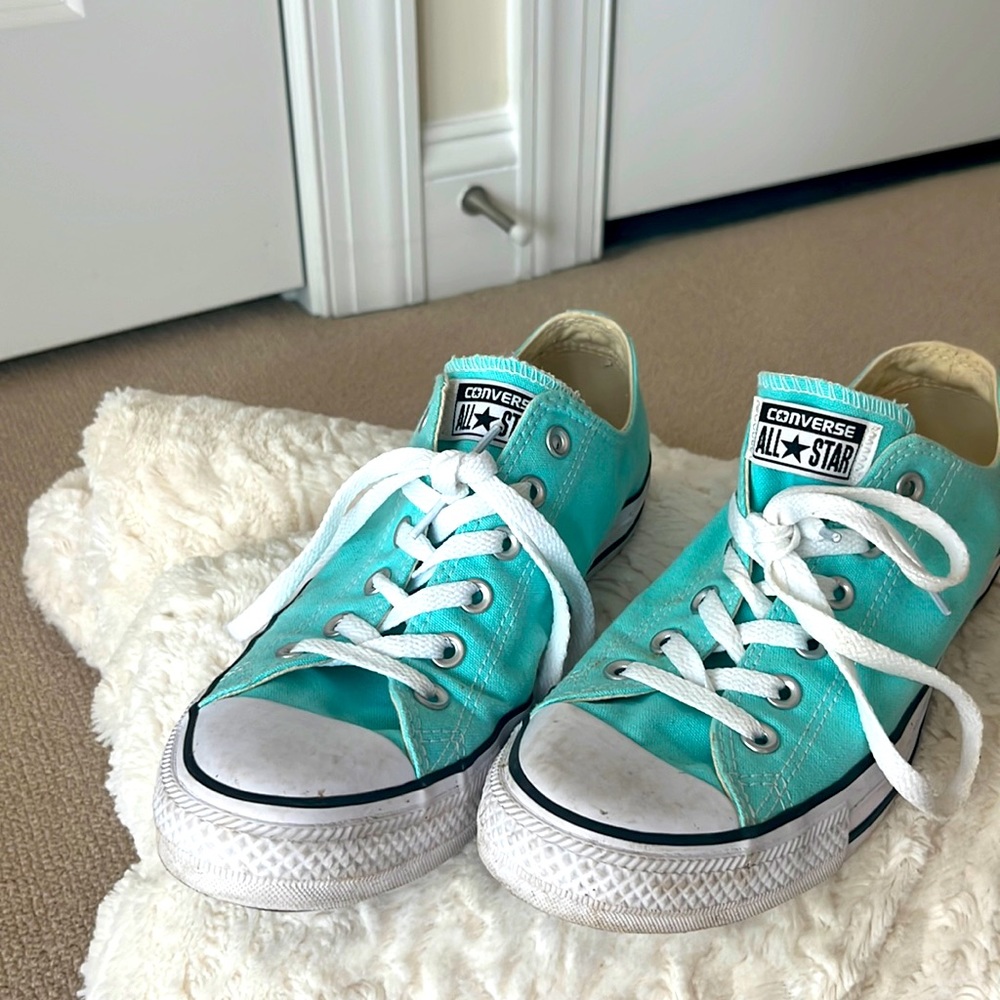 Aqua converse